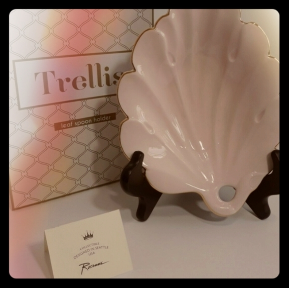 Trellis Leaf Scalloped Spoon Holder - Picture 1 of 8